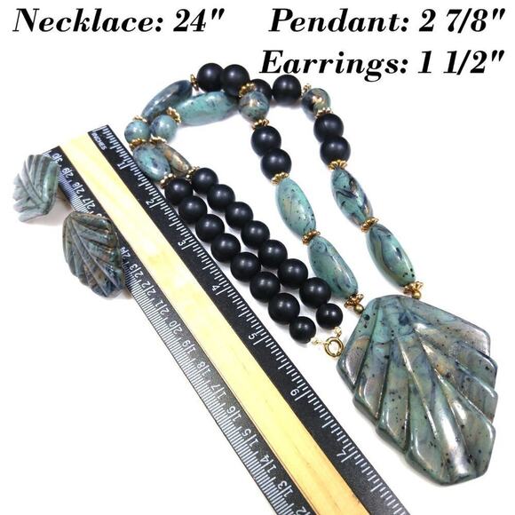 Vintage Green Black Lucite Pendant Necklace and Post Earrings Jewelry Set 70s - Picture 6 of 6